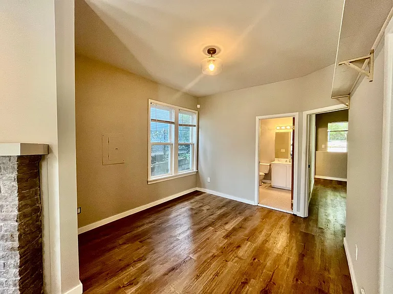 2606 E Madison St — Photo 6
