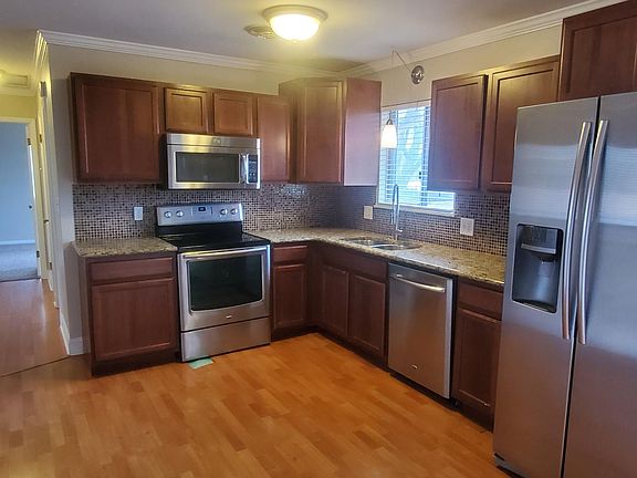Kitchen 17 X 11 Granite Counter Tops, Stainless Steel Appliances, Custom Cabinets