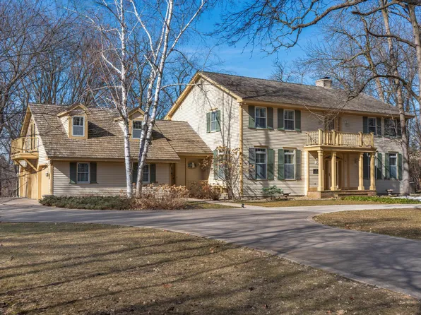 9 Evergreen Rd, North Oaks, MN 55127