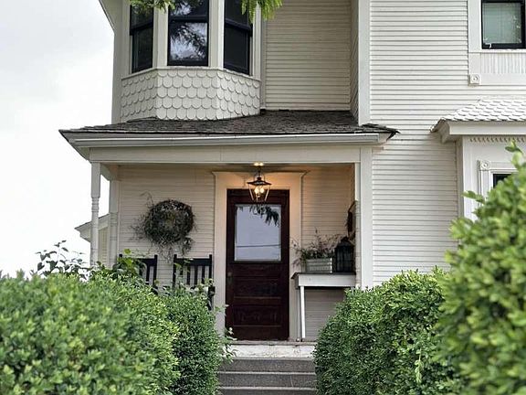 2nd image of 2090 E 1st St