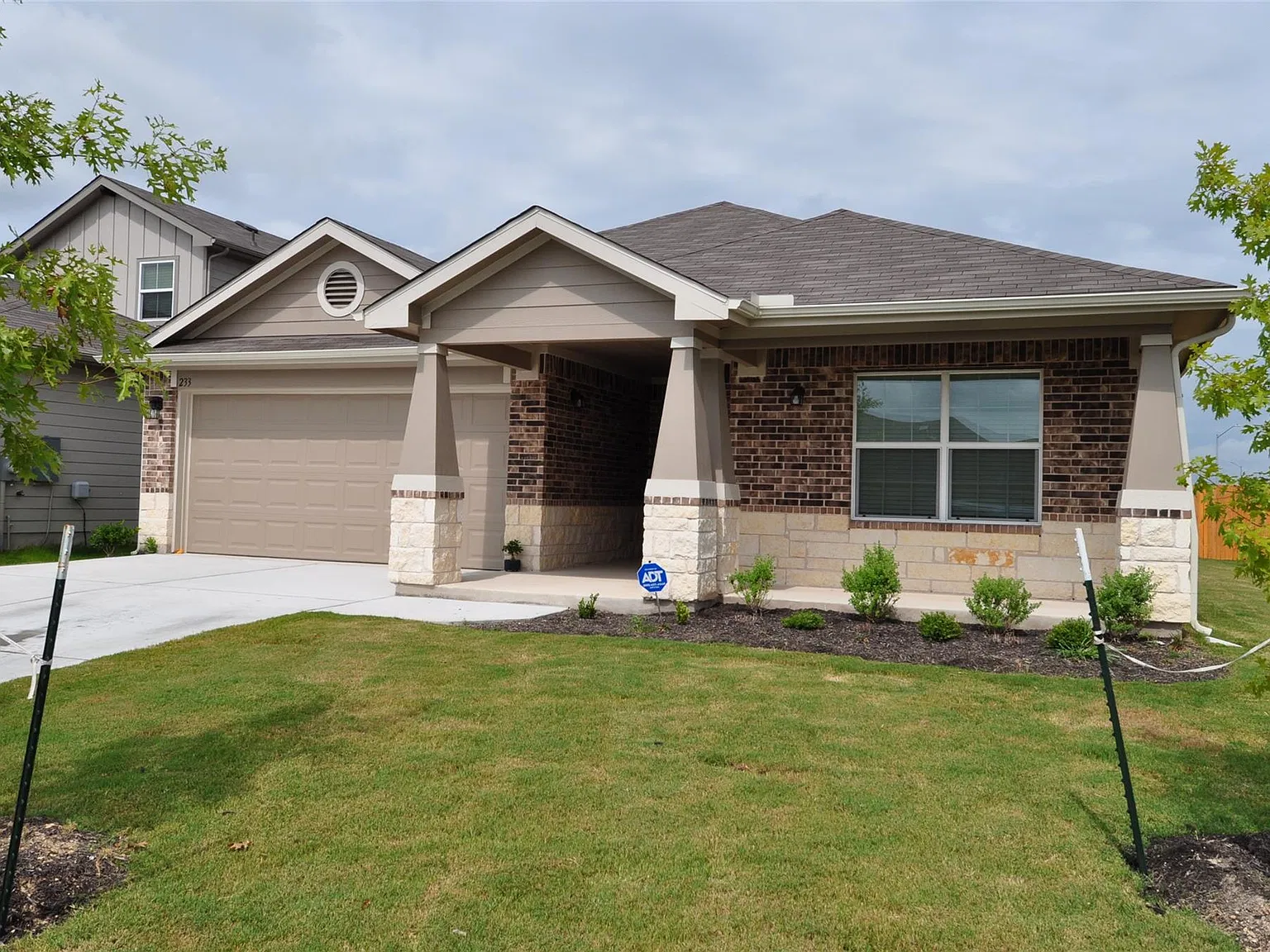 4 bed, 2.0 bath, 2080 sqft, $2,000 — Photo 3
