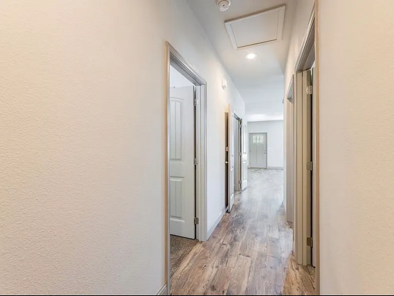512 E Akard St #400 — Photo 9
