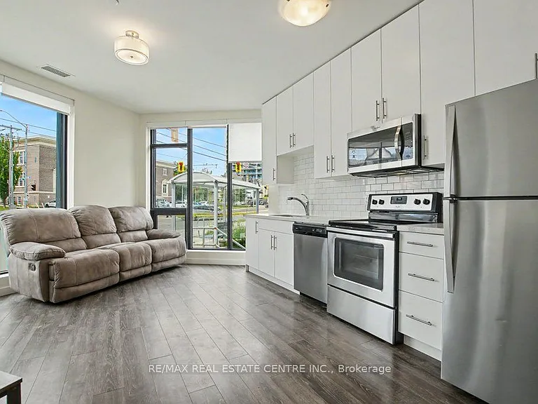 690 King St W #101 — Photo 12