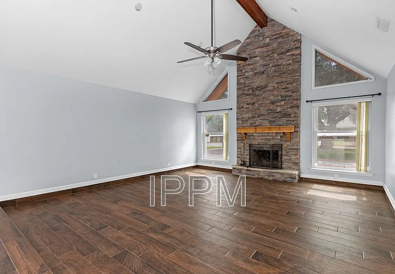609 Inverary Dr — Photo 2