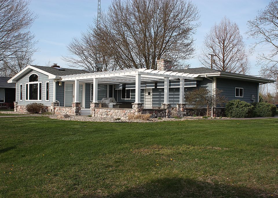 Lake Wawasee Channel side