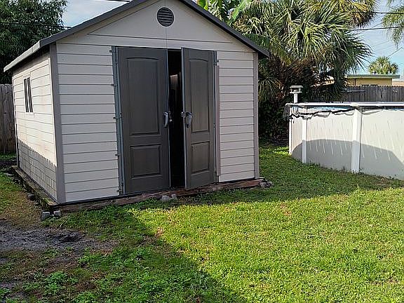 4th image of 816 Glenmore Cir