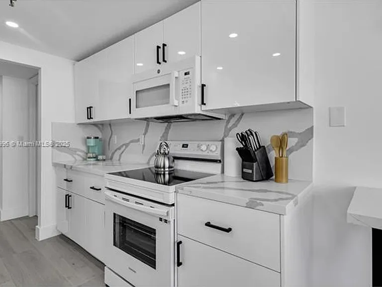 2555 Collins Avenue Cu #2200 — Photo 22