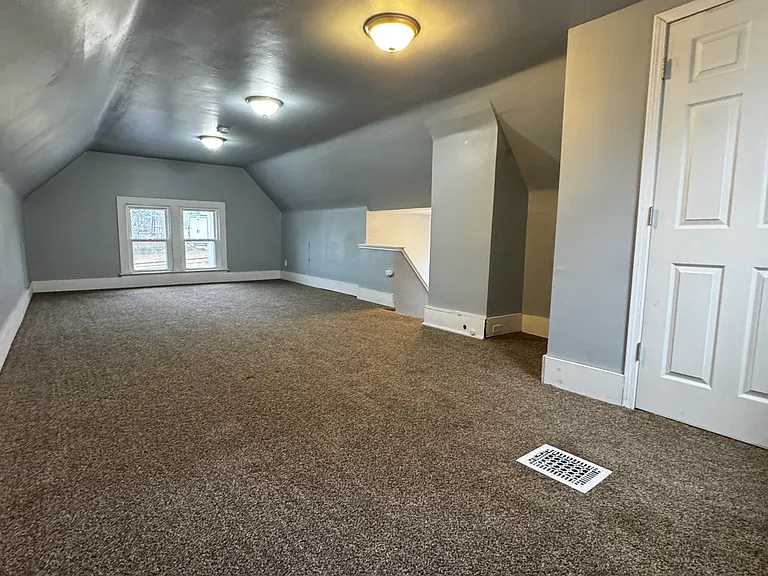 599 Rhodes Ave — Photo 17