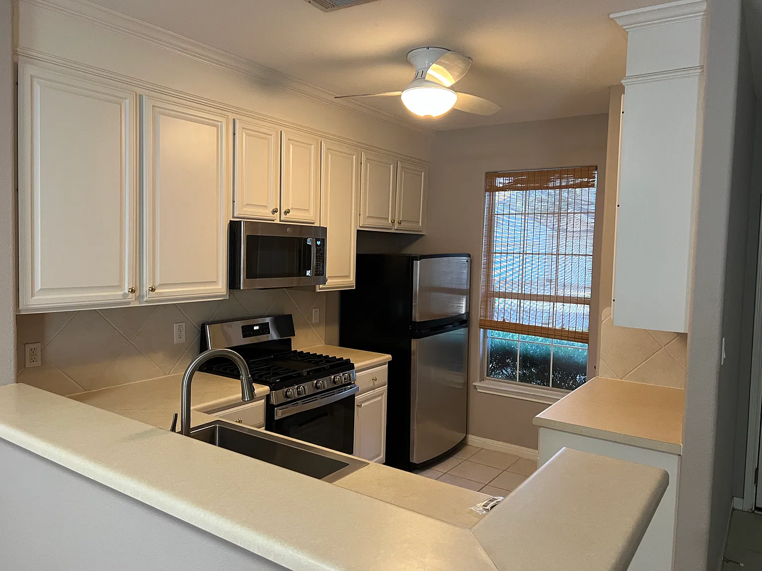 2 bed, 2.5 bath, 1304 sqft, $2,300 — Photo 2