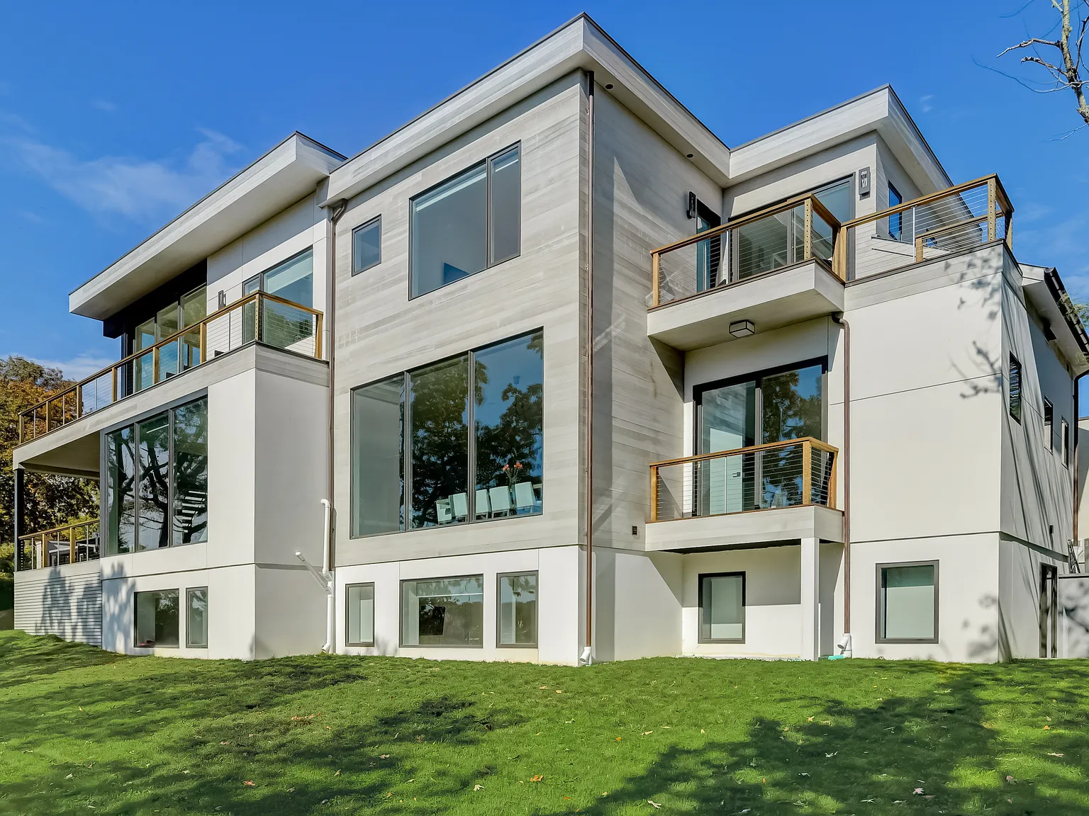 Modern Waterfront New Construction With Stunning Sunsets — Photo 2