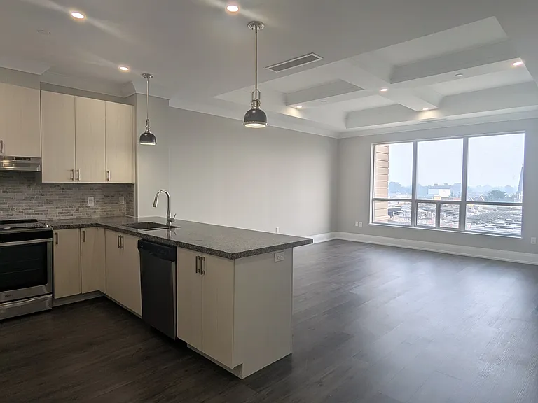 121 King St W — Photo 35