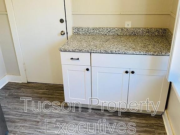 5th image of 2632 N Stone Ave APT 5