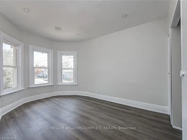 200 Park Ave #UPPER — Photo 30