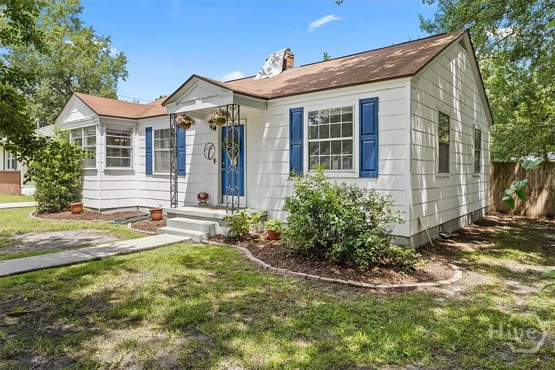 3 bed, 1.0 bath, 1015 sqft, $1,825 — Photo 2