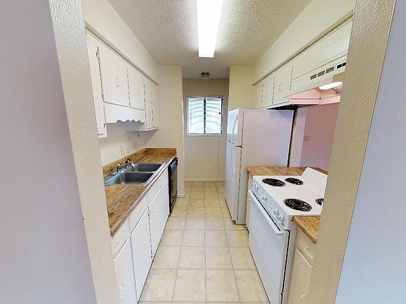 Kitchen & Washer/Dryer Hook-Ups