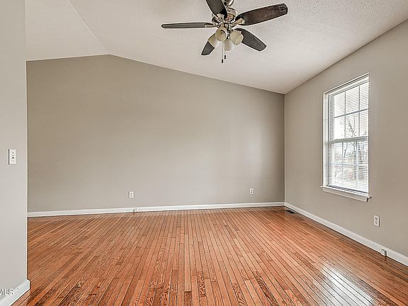 5th image of 220 Peters Rd