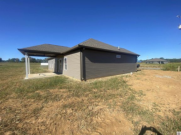4th image of 32 Fieldstone Cir