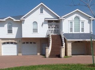 10020 Airway Ln, Galveston, TX 77554