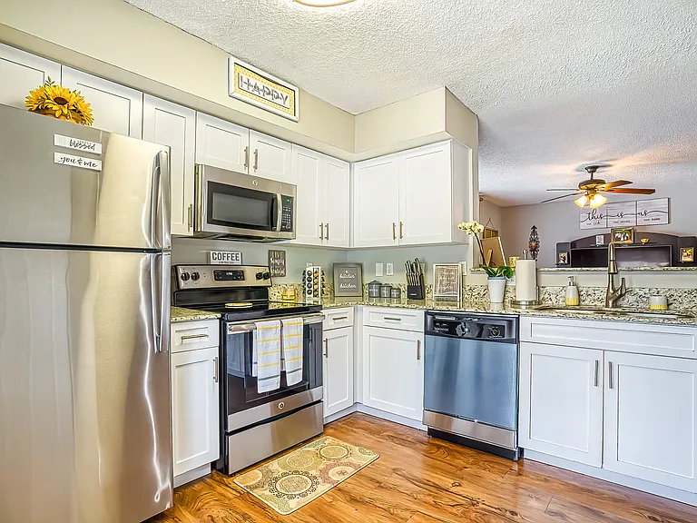 Laminate White Cabinets with Bora Boar Shaker Style Doors *