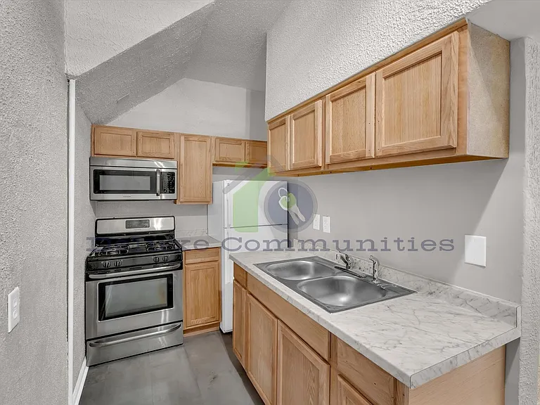 801 Prospect Ave SE — Photo 2