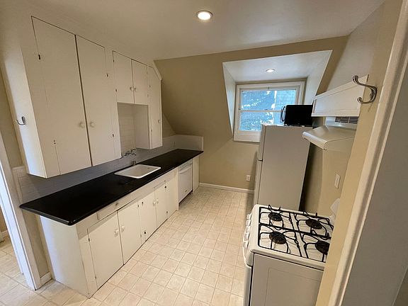 5th image of 2300 Capitol Ave Unit 3