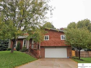 15518 Fieldcrest Cir, Omaha, NE 68154