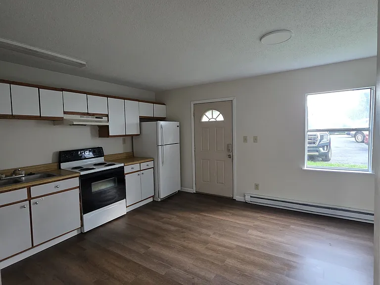 320 Hubbard St — Photo 8