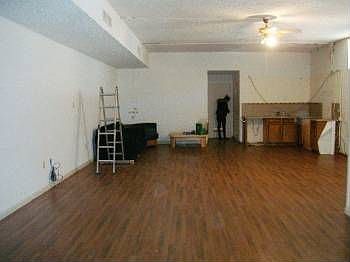 3rd image of 209 E Kaufman St