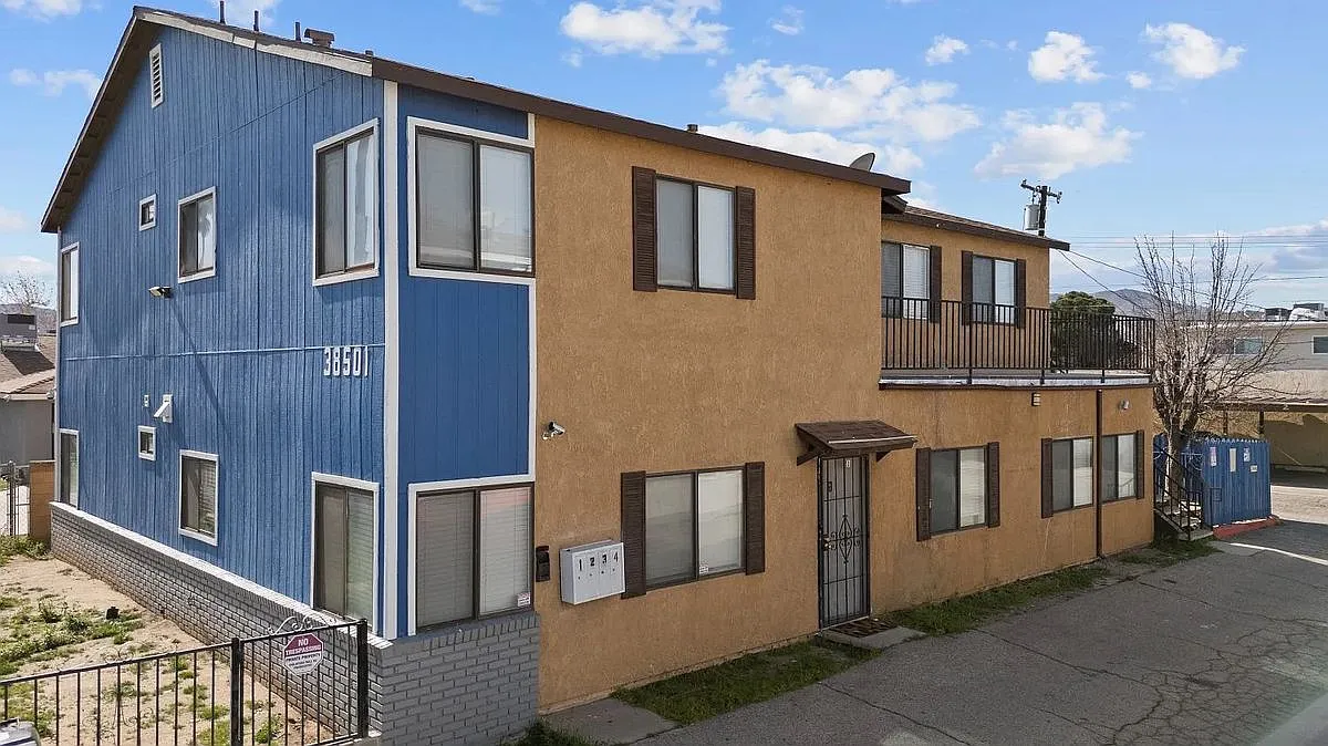 2 bed, 1.0 bath, 972 sqft, $1,749 — Photo 2
