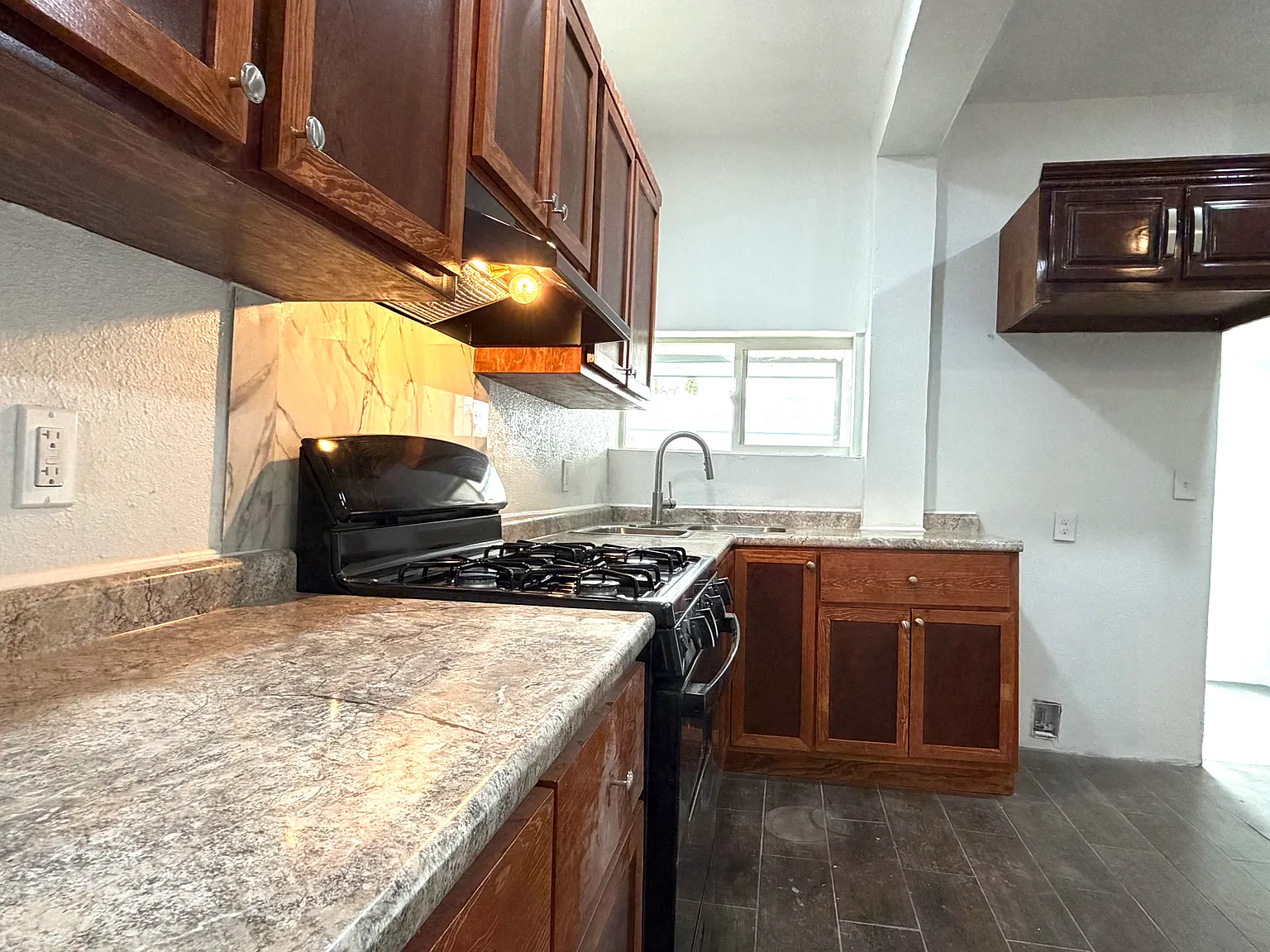 3 bed, 1250 sqft, $1,100 — Photo 3