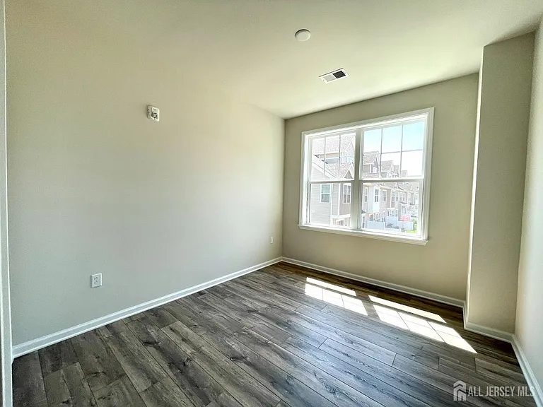905 Greenland Sq — Photo 13