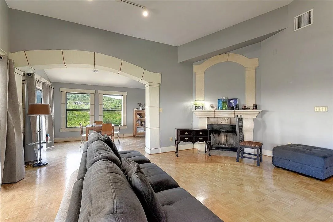 4 bed, 3.0 bath, 2614 sqft, $3,900 — Photo 4
