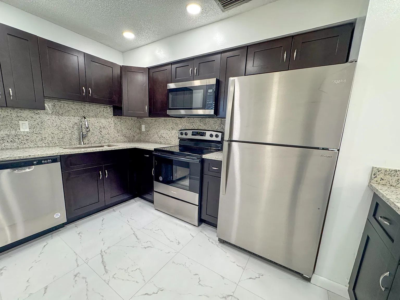 2 bed, 2.0 bath, 8407 sqft, $2,595 — Photo 4