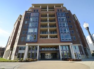 437 W Division St APT 404, Chicago, IL 60610