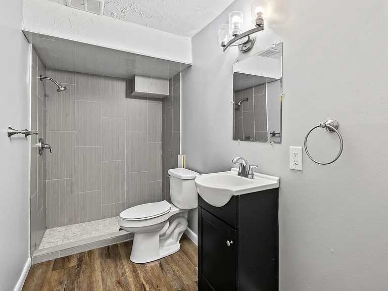 5508 S 122nd St — Photo 20