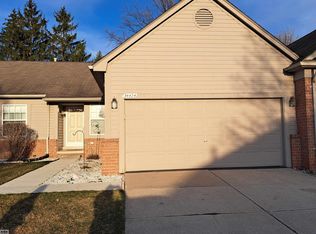 34474 Manor Run Cir, Sterling Heights, MI 48312