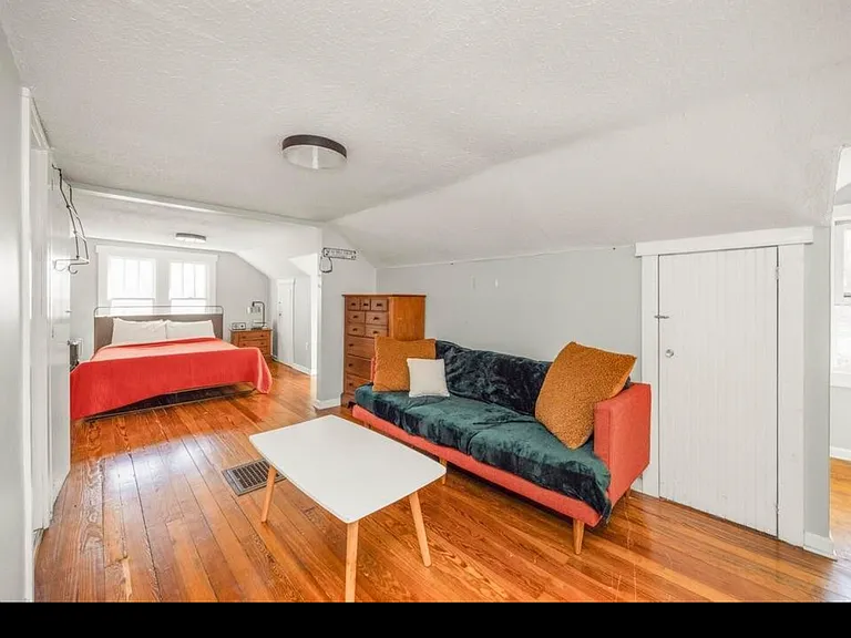 1011 Calvert St — Photo 13