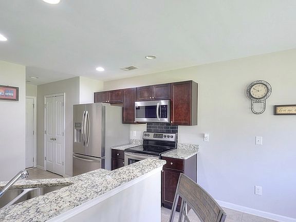 3rd image of 39 Gray Field Ct