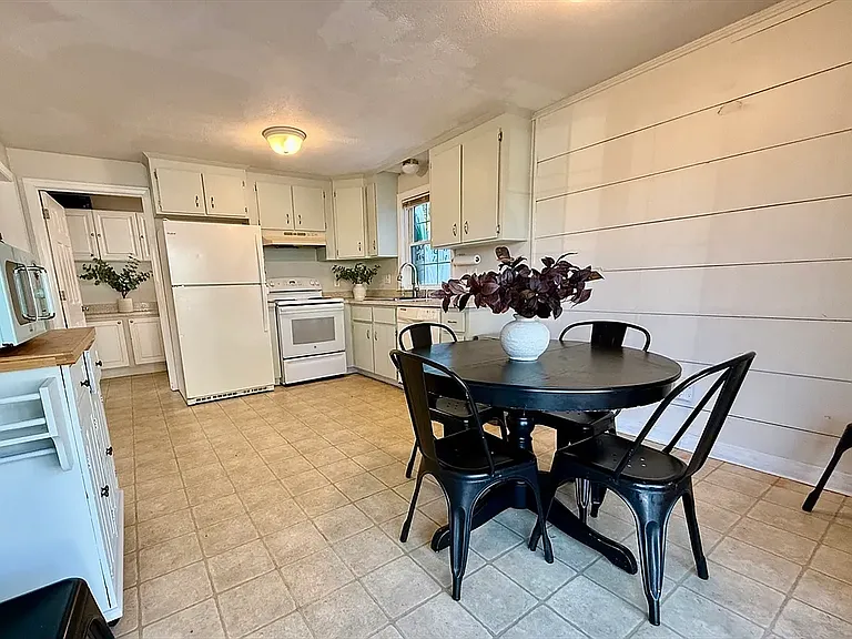 44 Angell St — Photo 10