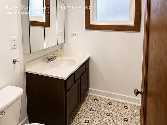 4th image of 644 W Oakdale Ave #2F
