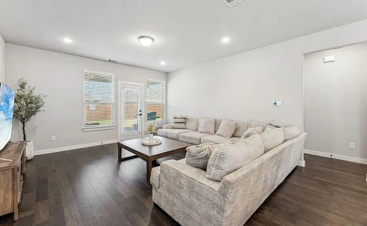 5 bed, 3076 sqft, $3,885 — Photo 4