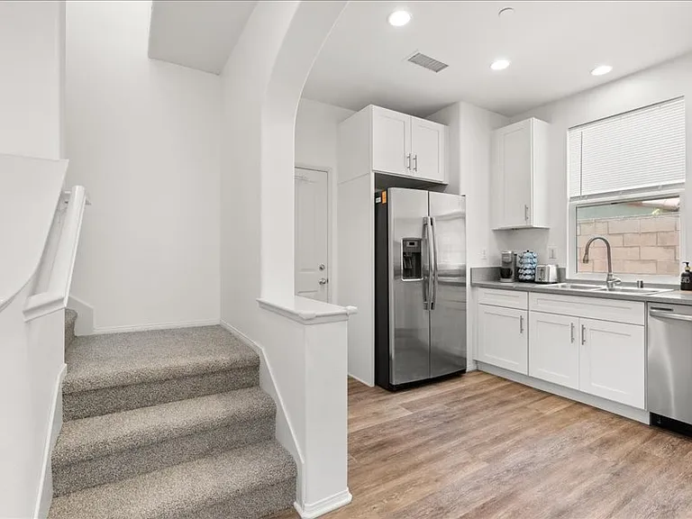 121 Alhambra — Photo 9