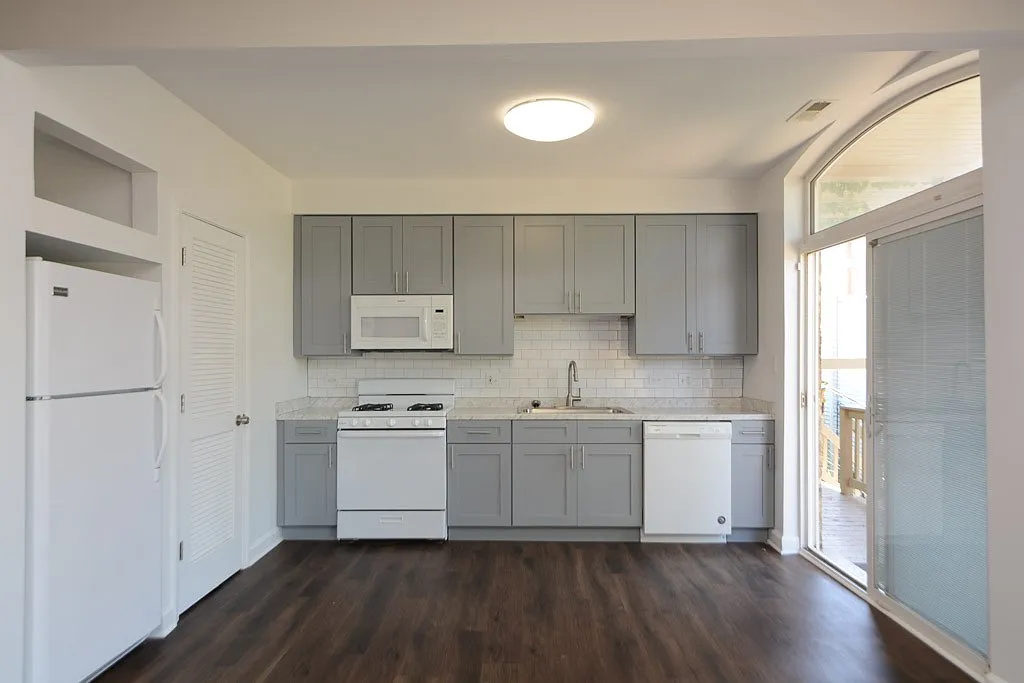 5208 N Sawyer Ave — Photo 2