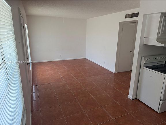 4th image of 401 SW 13th Pl APT 723