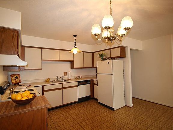 5th image of 1462 Wood Dr