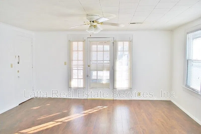 2 bed, 1.0 bath, 1008 sqft, $925 — Photo 2