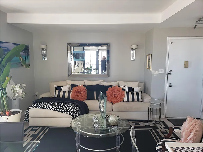 100 W Broadway #4F — Photo 6