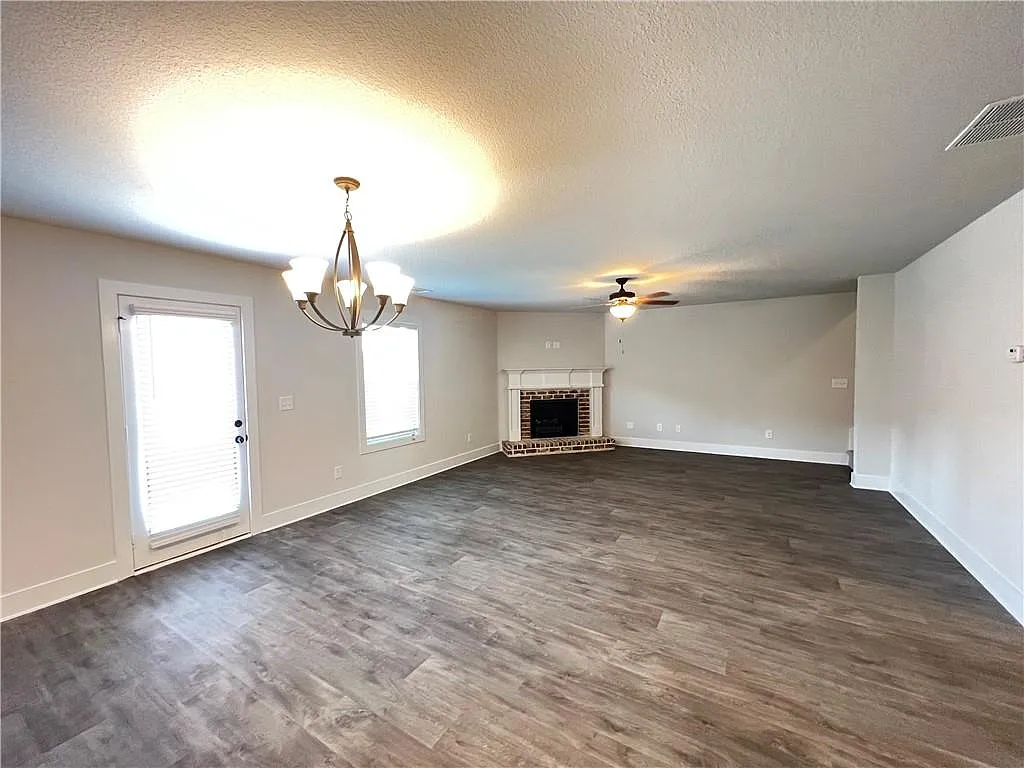4 bed, 2.5 bath, 2200 sqft, $2,200 — Photo 3