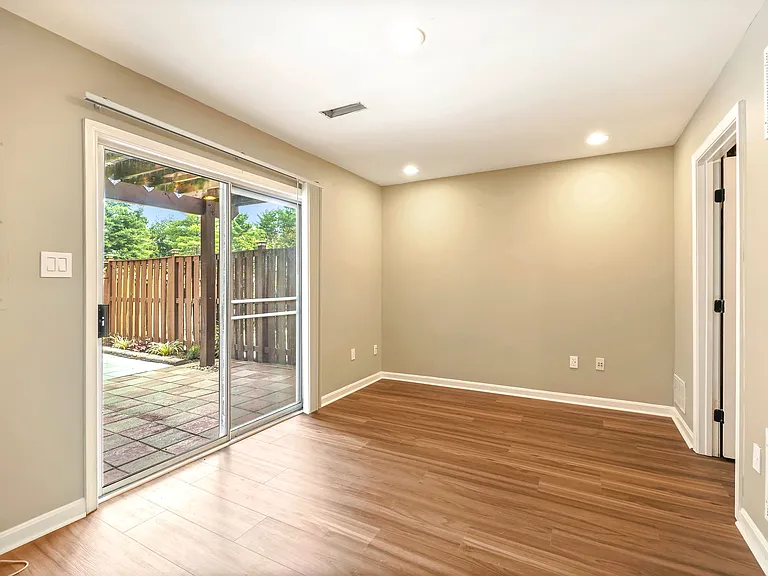 20206 Foothill Ter — Photo 24