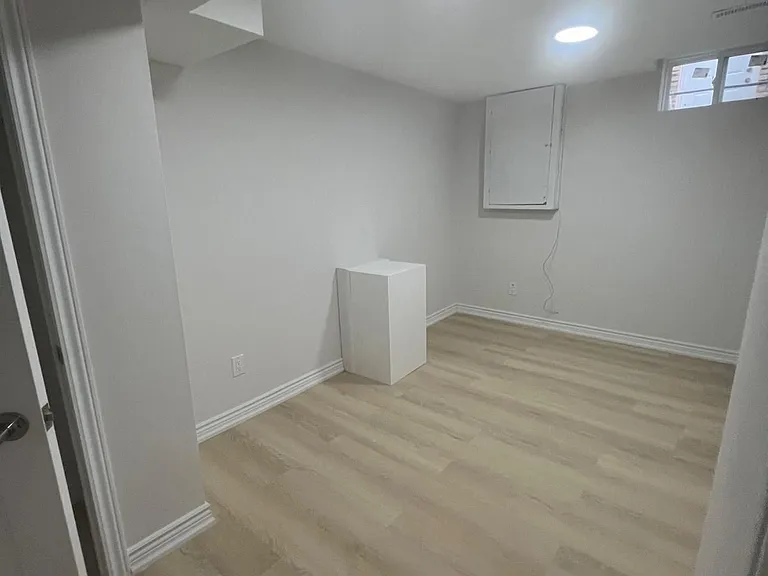 1398 Tampa Cres #LOWER — Photo 12